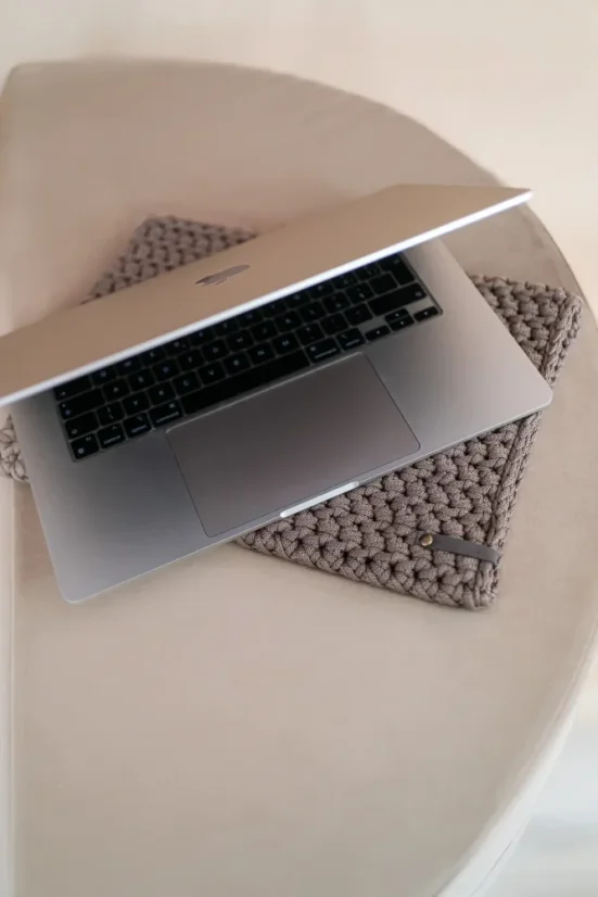 obal na notebook MIO - Barva: PANTONE® 18-1019 TCX Coca Mocha